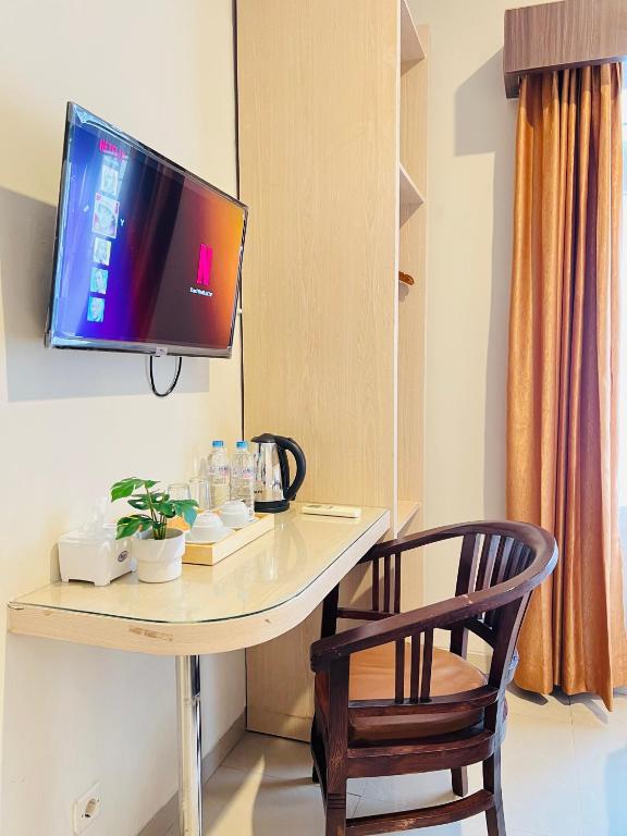 TV a/nebo společenská místnost v ubytování Ayuri Hotel Malioboro
