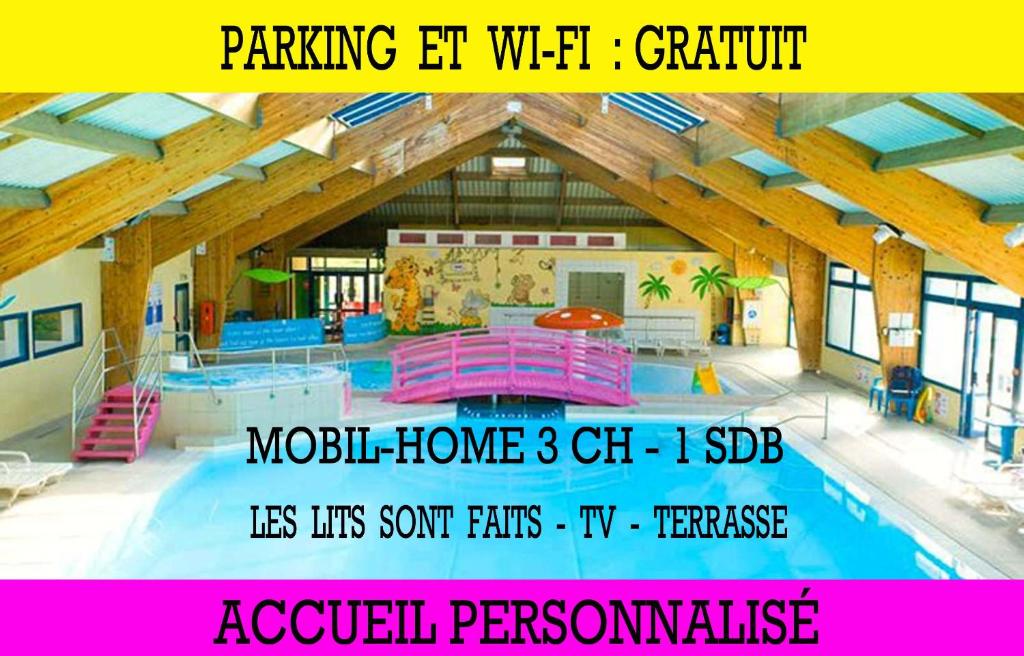 une chambre avec une piscine dans un bâtiment dans l'établissement KERLANN-MH-6 PERS-3 CH-2 SDB-lave vaisselle- lave linge- grande terrasse, à Pont-Aven