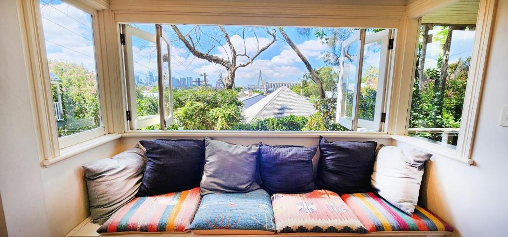 um sofá sentado em frente a uma grande janela em Charming Balmain Home with Sydney Skyline Views em Sydney