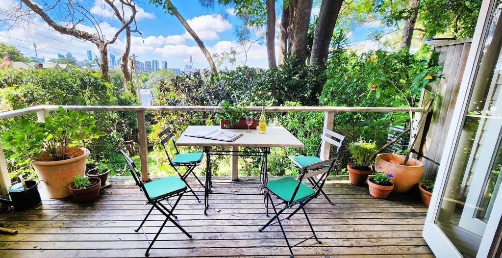 un tavolo e sedie su una terrazza con piante di Charming Balmain Home with Sydney Skyline Views a Sydney