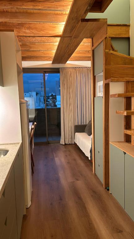 Pokój z sypialnią z łóżkiem i kuchnią w obiekcie Pinheiros Duplex no pool w São Paulo