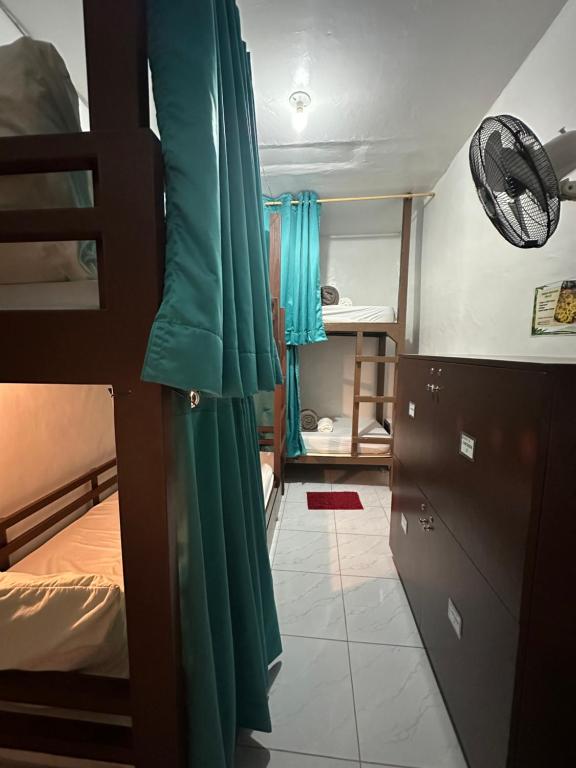 Postel nebo postele na pokoji v ubytování Malapascua Budget Inn MBI DIVE CENTER