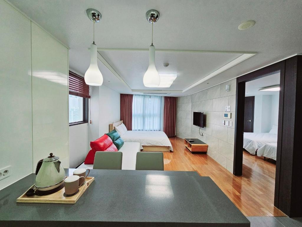 Pokój z łóżkiem i salonem w obiekcie Jeoung's House w Pusanie