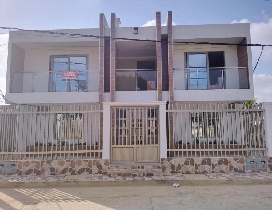 une maison avec une clôture devant elle dans l'établissement Apartamento Amueblados Jireh, à San Onofre