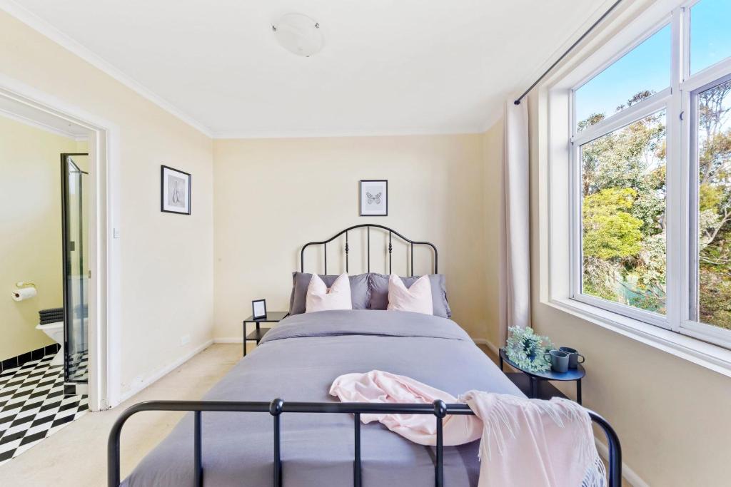 a bedroom with a bed and a window at A Comfy & Cozy Apt in Clifton Hill FREE Parking in Melbourne