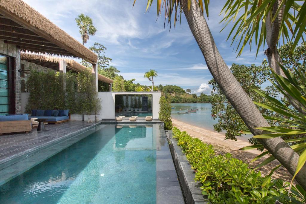 an infinity pool in the backyard of a villa at Clay Beach Samui in Nathon Bay