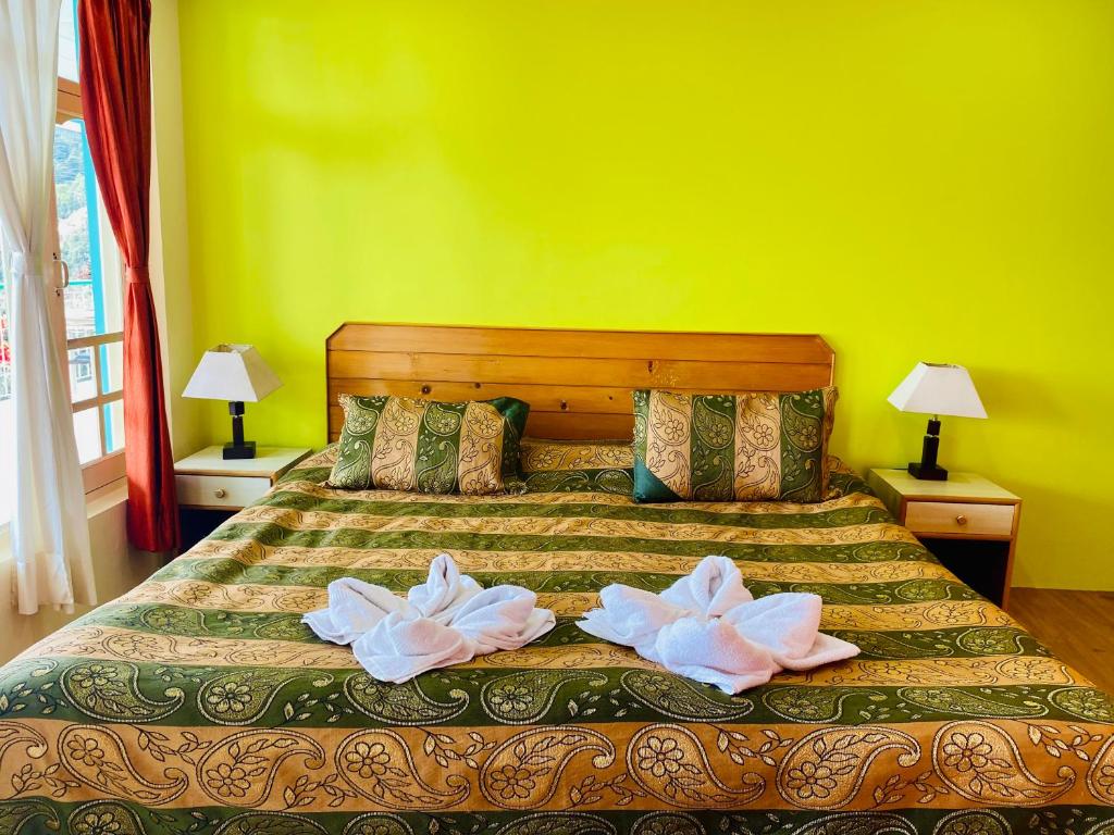 Postel nebo postele na pokoji v ubytování Jagatram Niwas Guesthouse Dharamkot
