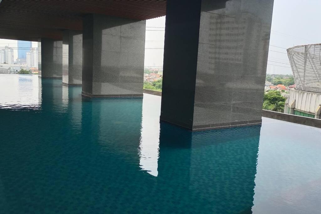 Blick auf das Wasser unter einer Brücke in der Unterkunft Cityscape @ Caspian in Surabaya