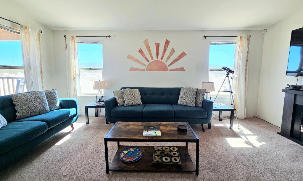 sala de estar con 2 sofás azules y chimenea en Indian Cove, en Twentynine Palms