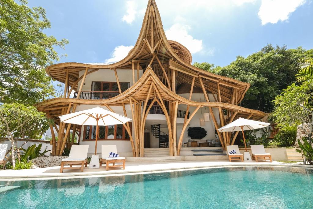 Bazén v ubytování Ahura 5BR Oceanview, 5 Minutes to Bingin Beach nebo v jeho okolí