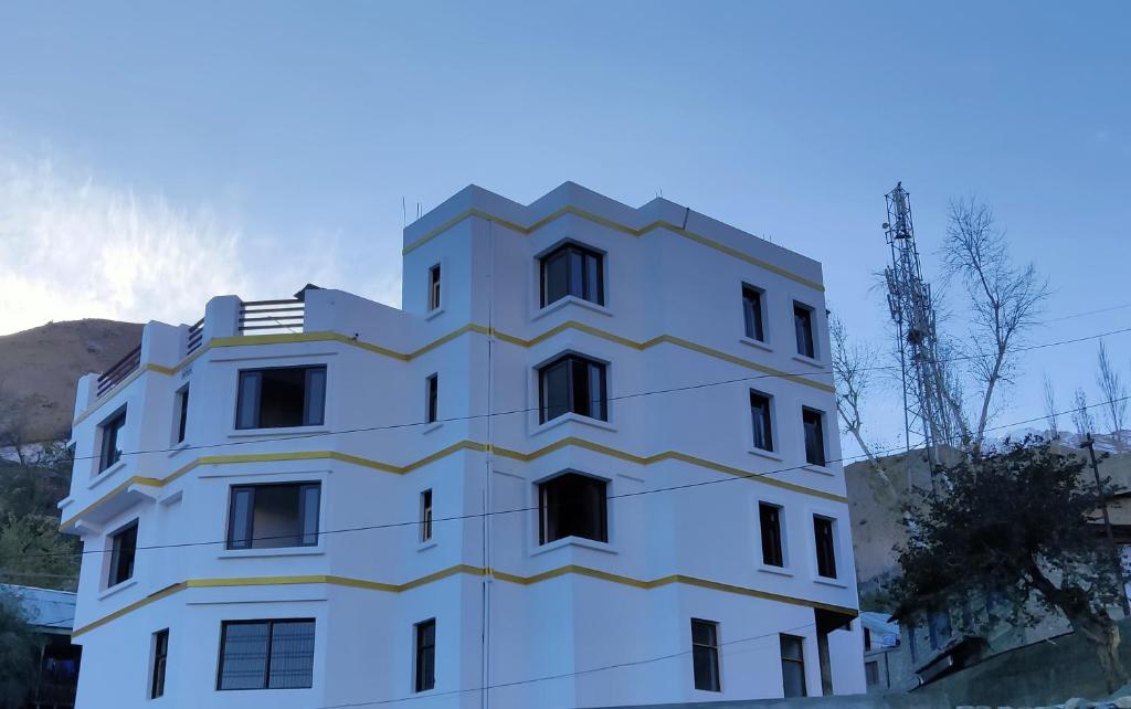 un edificio blanco con un diseño geométrico en Hotel Apricot Inn kargil en Kargil