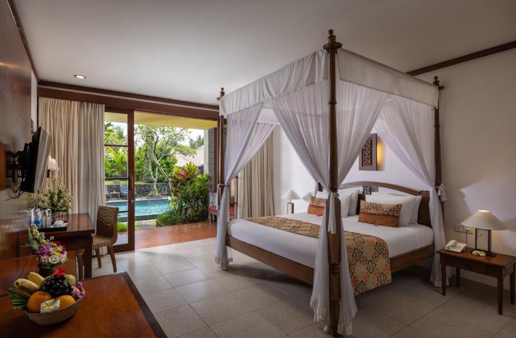 Postel nebo postele na pokoji v ubytování Kori Ubud Resort, Restaurant & Spa