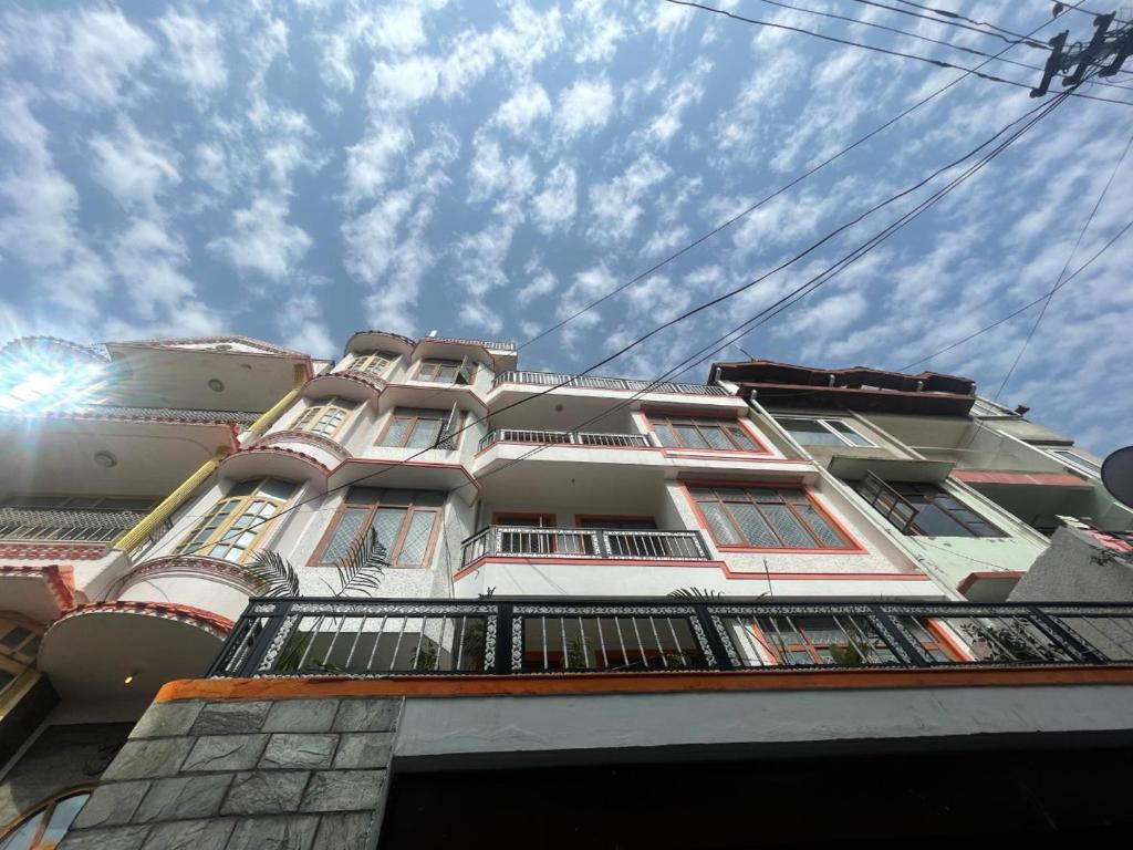 een hoog gebouw met een balkon aan de zijkant bij Notting Hill House Home Stay Shimla in Shimla