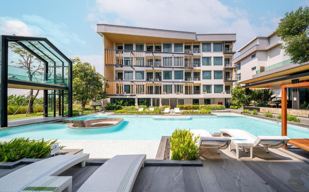 Bazén v ubytování Crystal Srivaree Suvarnabhumi Hotel nebo v jeho okolí