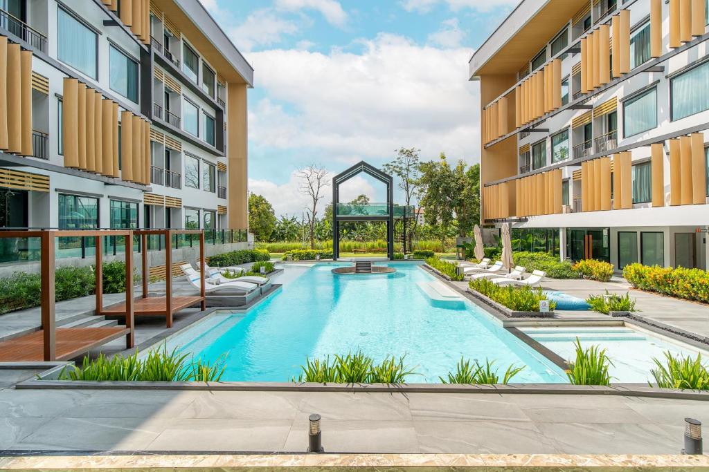 Bazén v ubytování Crystal Srivaree Suvarnabhumi Hotel nebo v jeho okolí