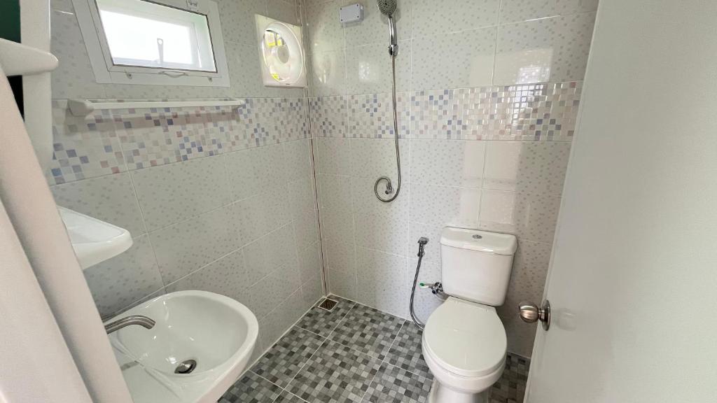 Koupelna v ubytování Aiem-Wilai Guesthouse