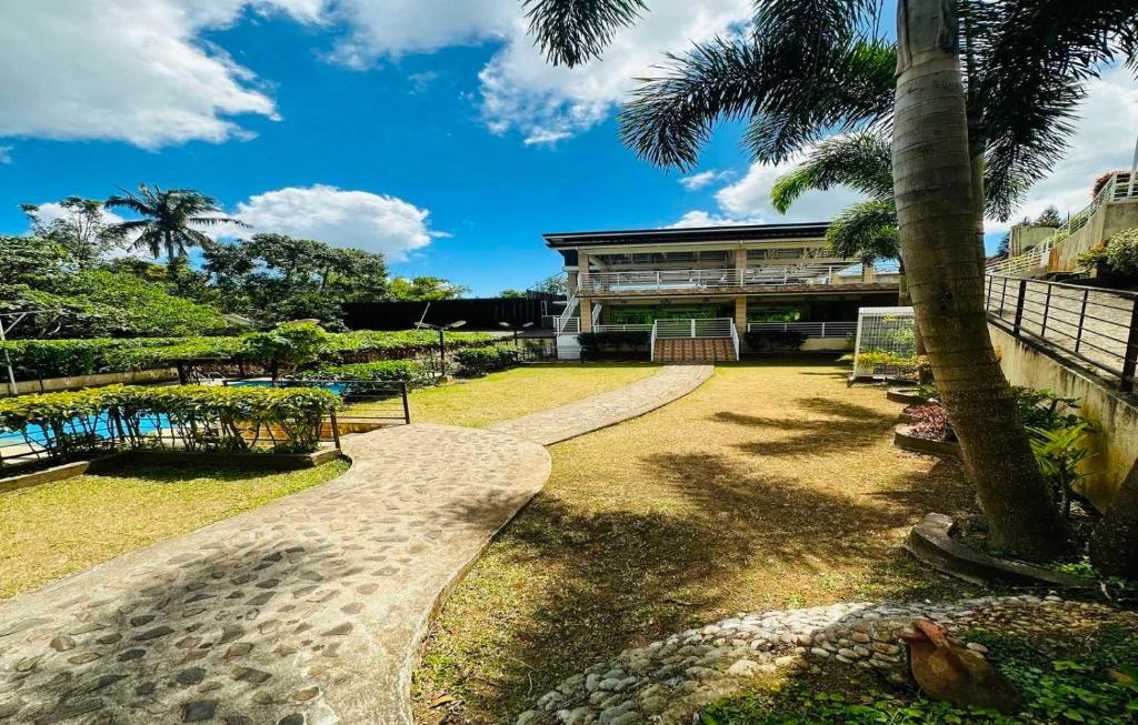 przejście przed budynkiem z palmami w obiekcie OYO 1067 Villa Sofia At Silang w mieście Tagaytay
