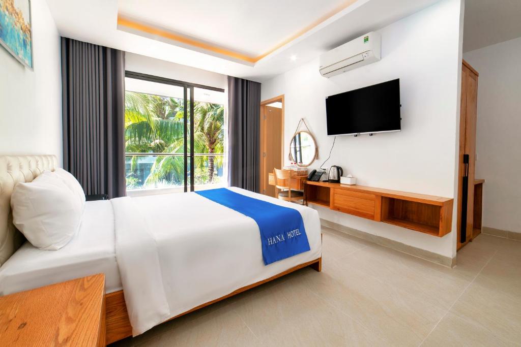 TV a/nebo společenská místnost v ubytování Hana Hotel Sonasea Night Market Phu Quoc