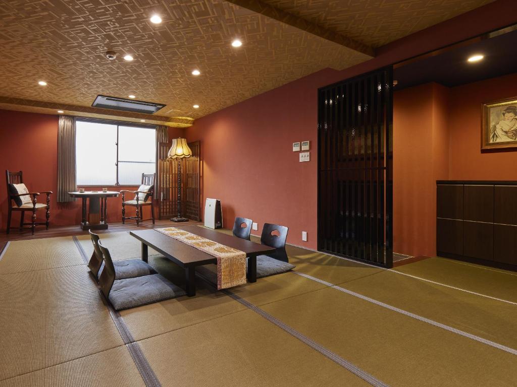 Cette chambre comprend une table, des chaises et une table. dans l'établissement Gion Shinmonso, à Kyoto