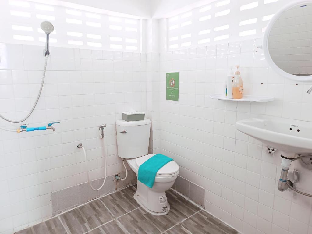 a bathroom with a toilet and a sink at PAI BAAN Homestay ปายบ้าน โฮมสเตย์ ถนนคนเดินปาย in Pai