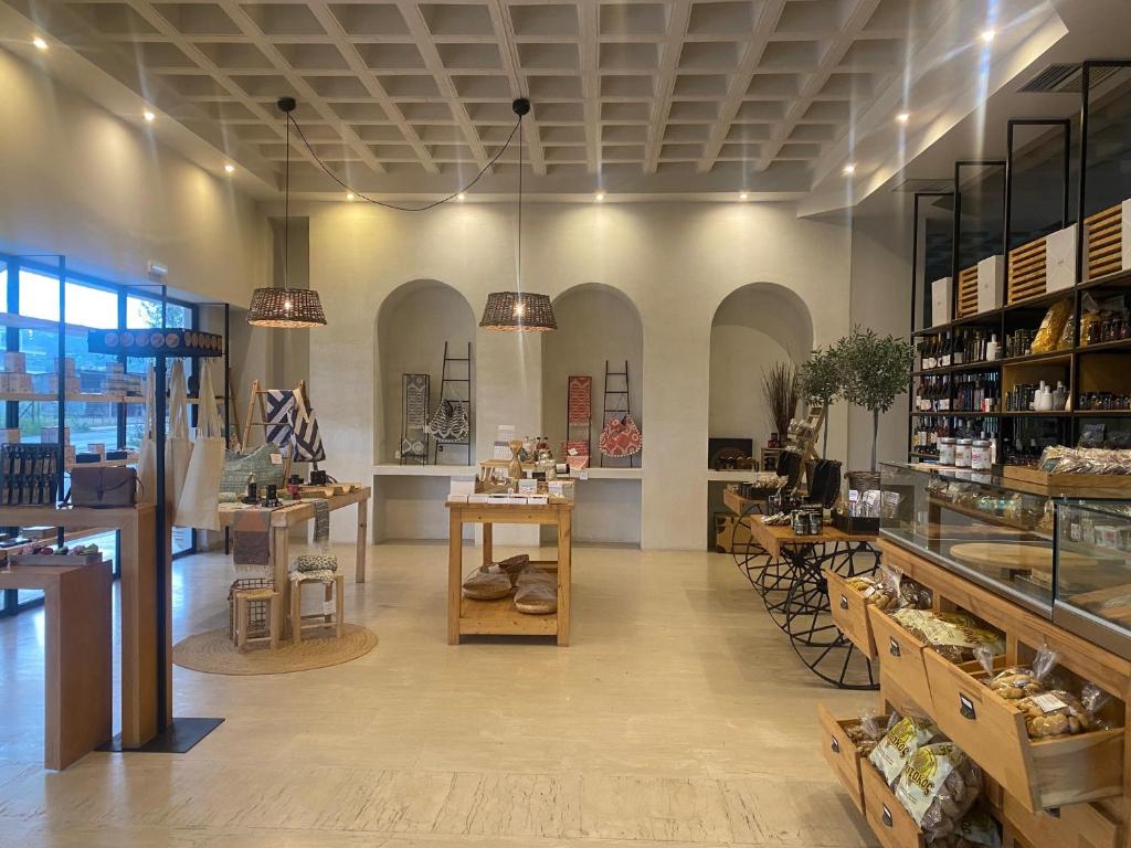 Reštaurácia alebo iné gastronomické zariadenie v ubytovaní Messini Hotel