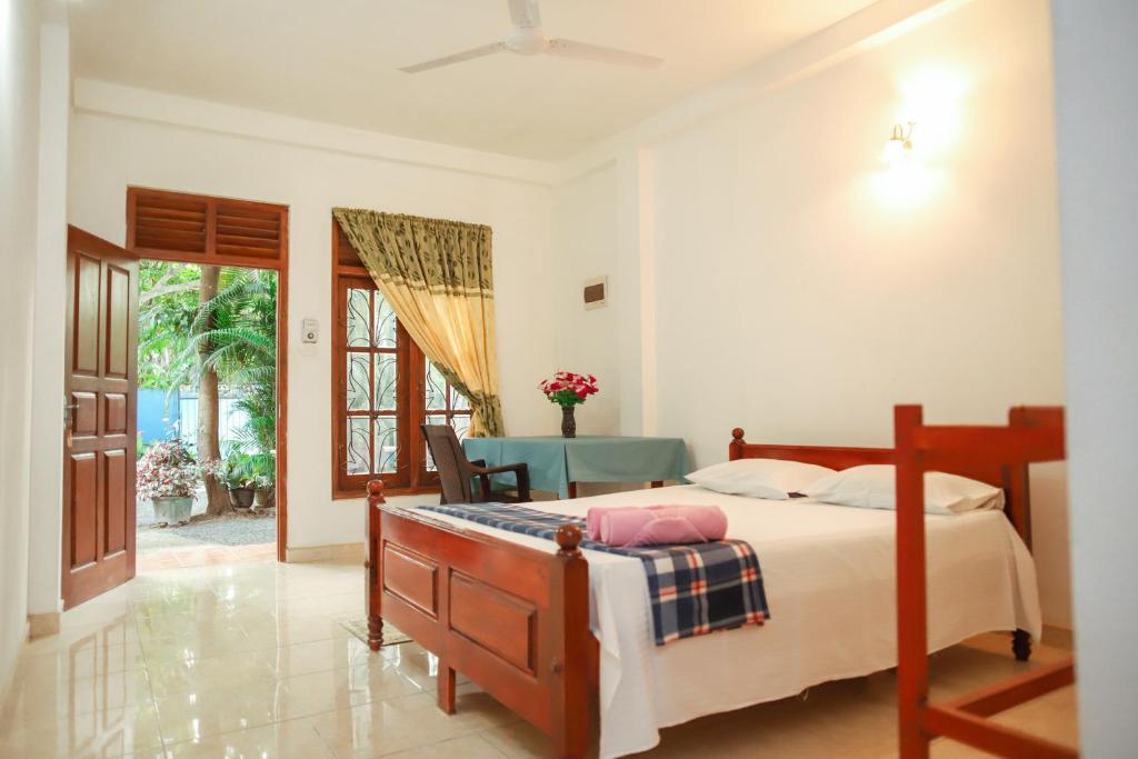 Postel nebo postele na pokoji v ubytování Sanath Guest House