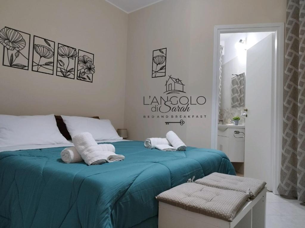 1 dormitorio con 2 camas y toallas. en L'Angolo di Sarah, en Santo Stefano di Camastra