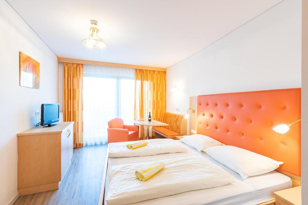 Postel nebo postele na pokoji v ubytování Hotel Winzerhof
