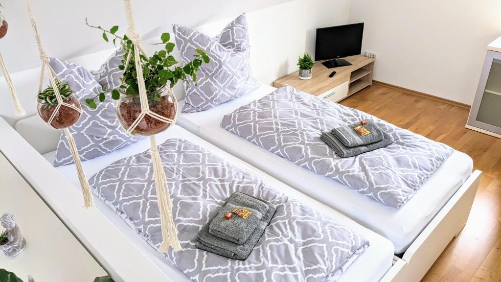 Ένα ή περισσότερα κρεβάτια σε δωμάτιο στο Moderne Einliegerwohnung am Wald