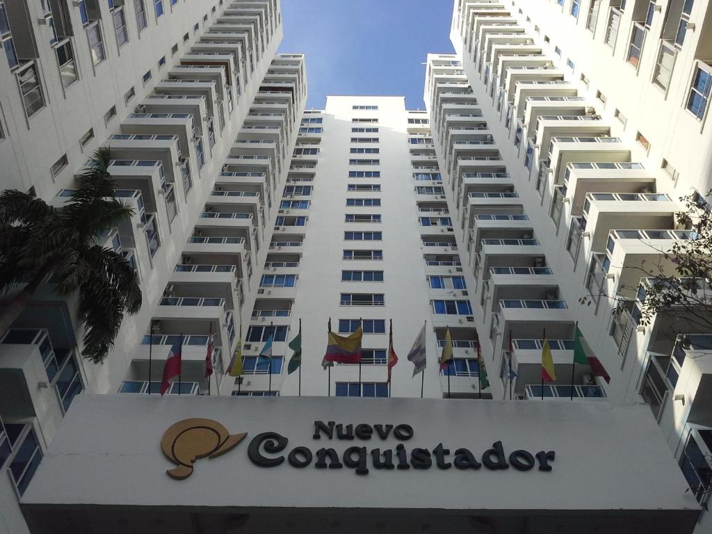 a large white apartment building with the niveo condominium at Arriendos S.H. Nuevo Conquistador in Cartagena de Indias