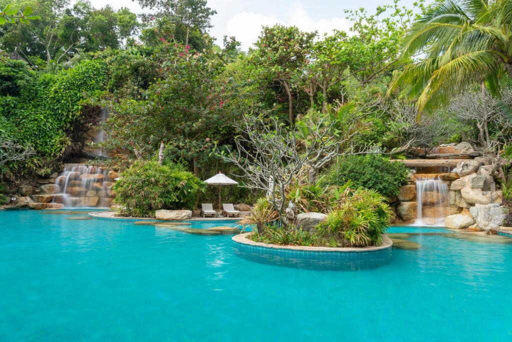 Der Swimmingpool an oder in der Nähe von Santhiya Koh Phangan Resort and Spa
