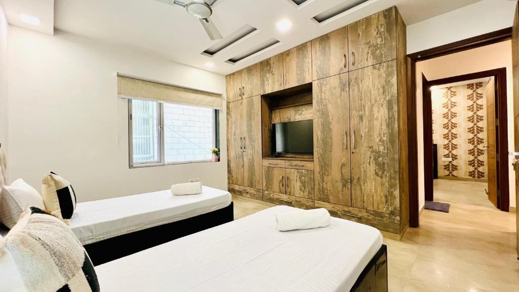 TV a/nebo společenská místnost v ubytování Olive Serviced Apartments - Central Delhi