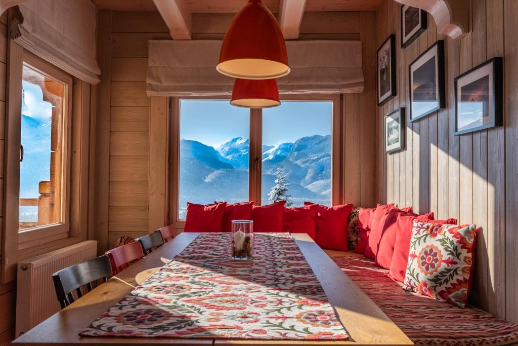 une salle à manger avec une table et une grande fenêtre dans l'établissement City Lights Zakopane, à Kościelisko