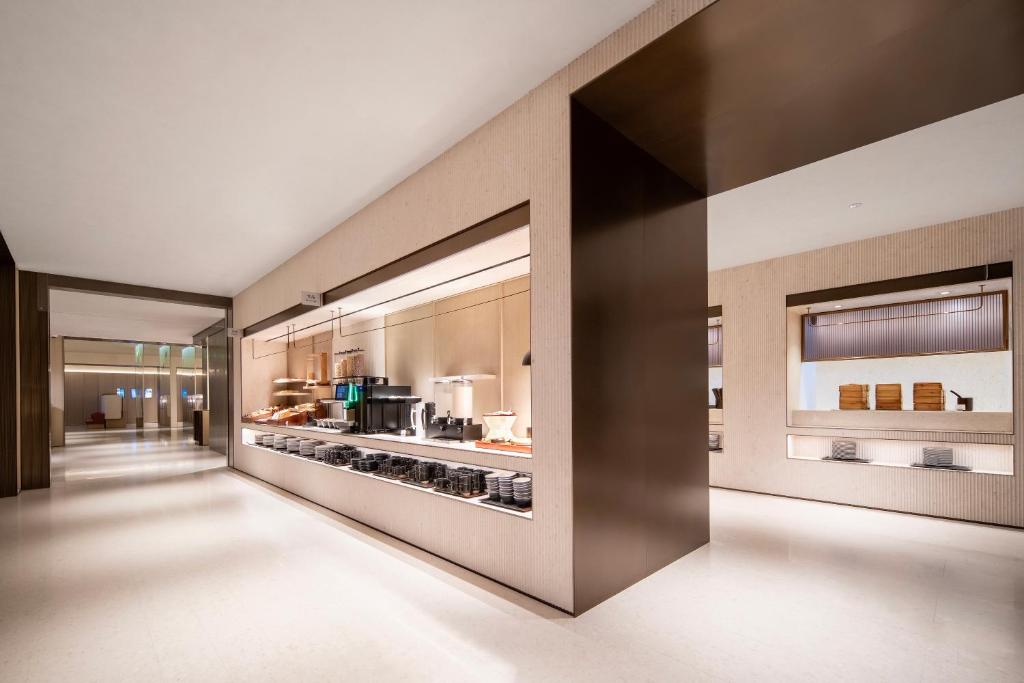 a large room with aasteryasteryasteryasteryasteryasteryasteryasteryasteryasteryastery at IntercityHotel Shanghai Hongqiao Airport - Free Minibar for First Night in Shanghai