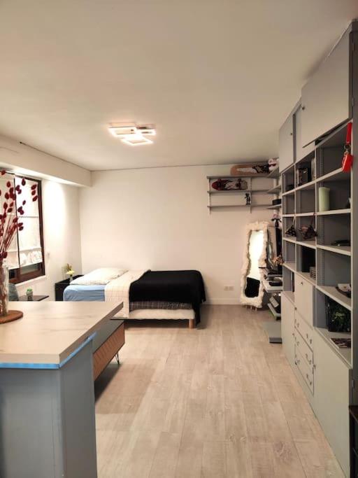 Cette chambre comprend un lit et un bureau. dans l'établissement 2 pers. Paris Sacré Coeur, à Paris