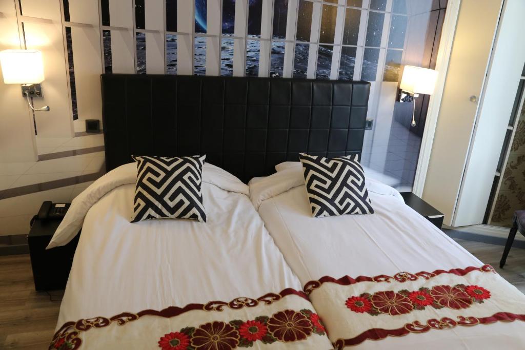 Postel nebo postele na pokoji v ubytování Hôtel Princesse Isabelle
