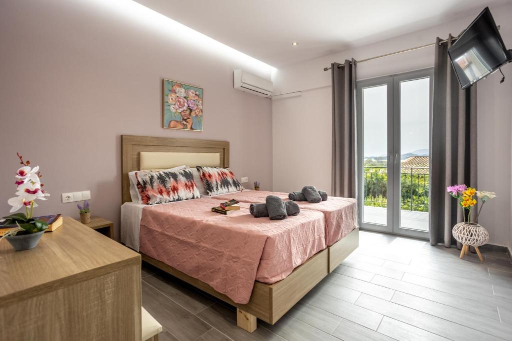 Postel nebo postele na pokoji v ubytování Paradiso Hotel Sea View and Pool Suites Ipsos Corfu