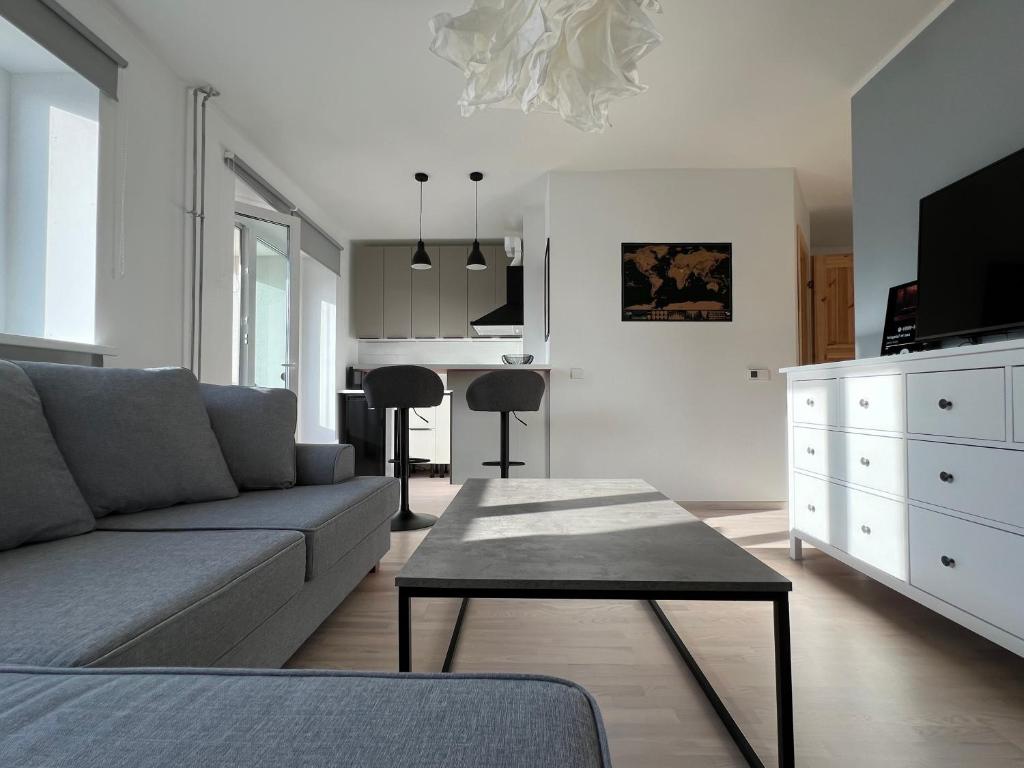 uma sala de estar com um sofá e uma mesa em Mugavustega korter pargi serval em Jõhvi