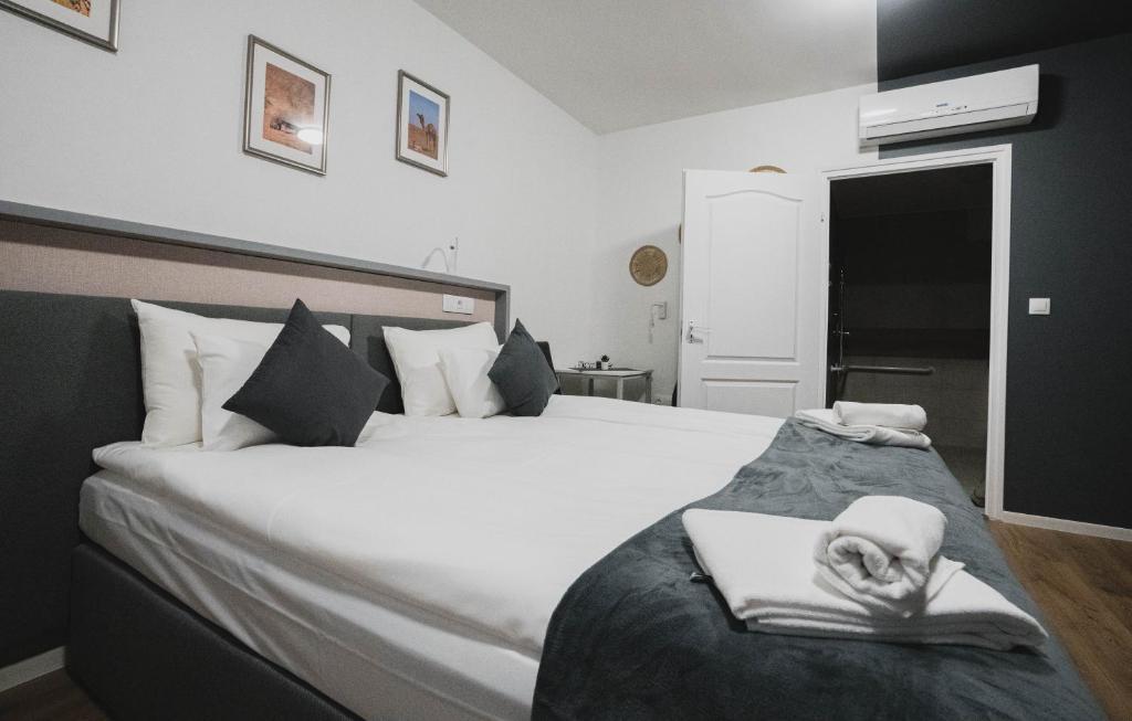 Postel nebo postele na pokoji v ubytování Safari Hotel