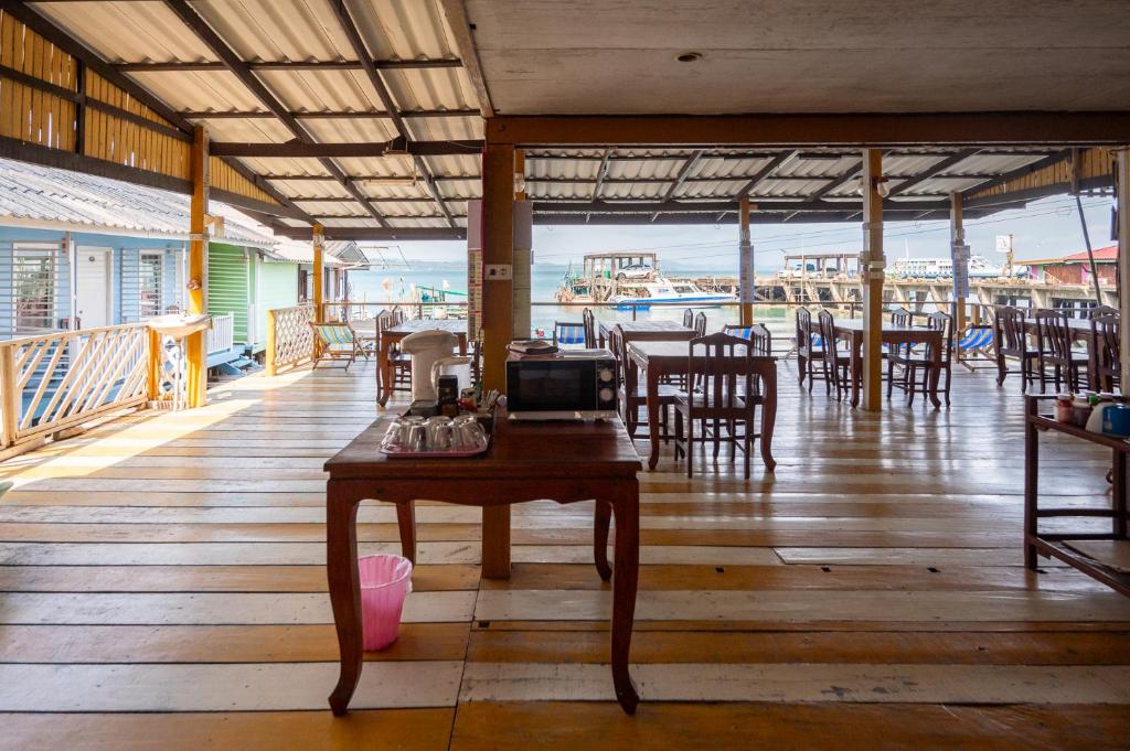Restaurace v ubytování Koh Chang Baanrimtalay