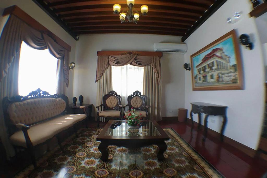 Posezení v ubytování NSCC Hotel Vigan