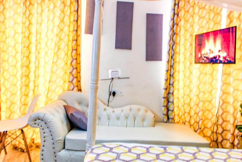 Postel nebo postele na pokoji v ubytování SeaEsta suite 64 Nyali Mombasa