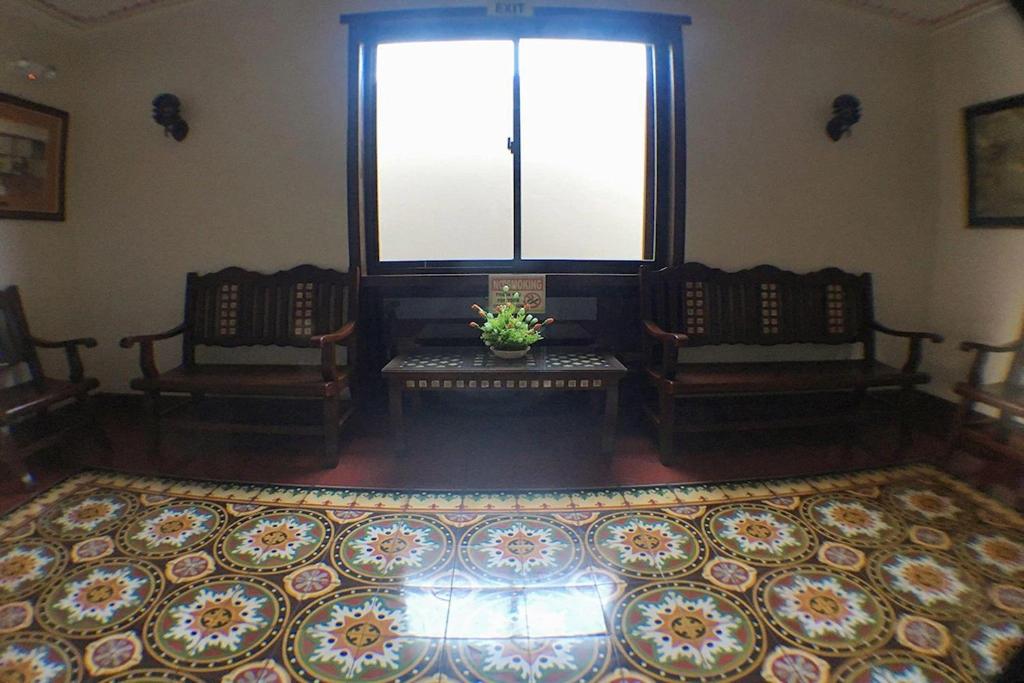 Posezení v ubytování NSCC Hotel Vigan