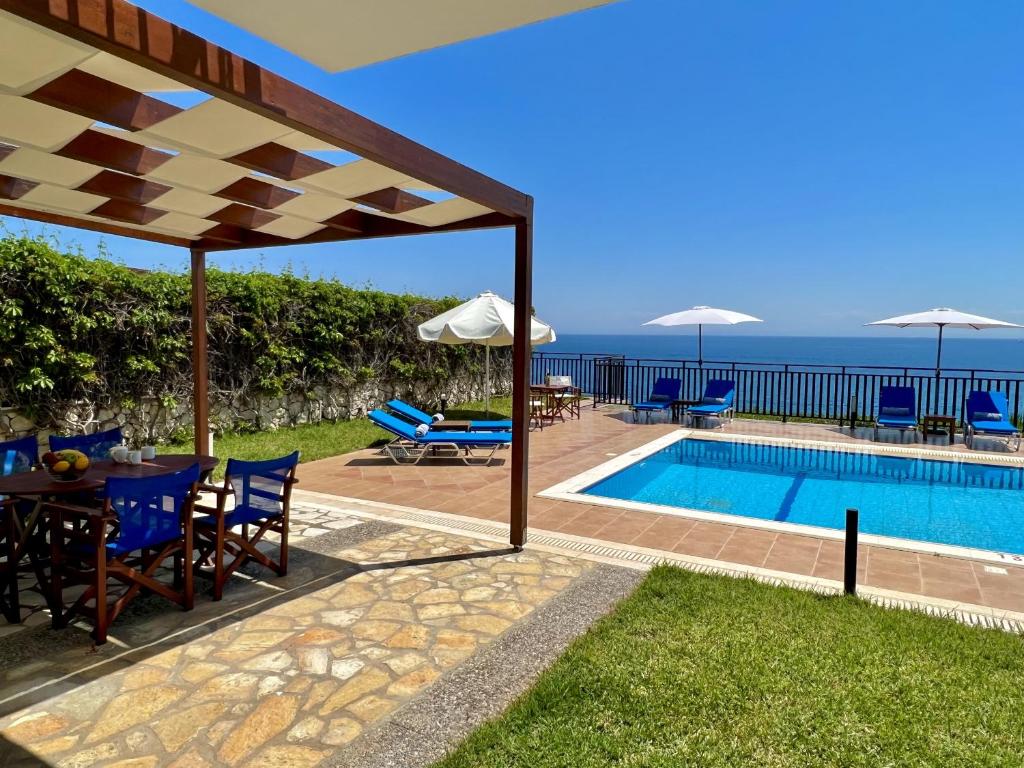 The swimming pool at or close to Villa Seagull