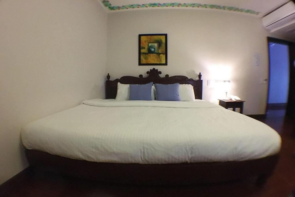 Postel nebo postele na pokoji v ubytování NSCC Hotel Vigan