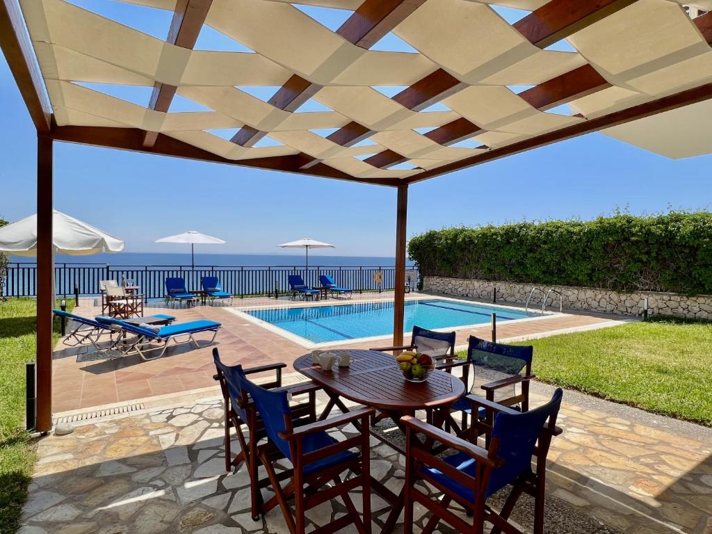 The swimming pool at or close to Villa Seagull