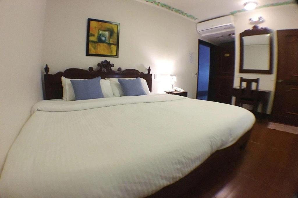 Postel nebo postele na pokoji v ubytování NSCC Hotel Vigan