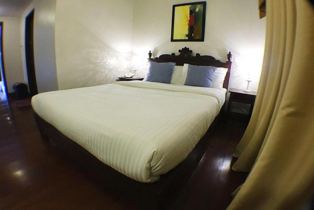 Postel nebo postele na pokoji v ubytování NSCC Hotel Vigan