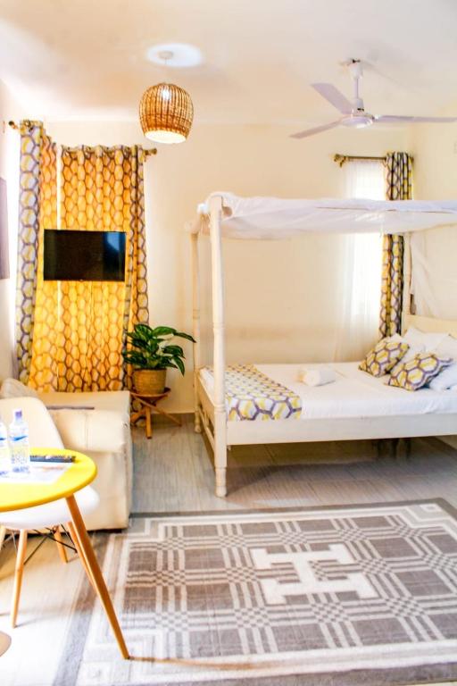 Postel nebo postele na pokoji v ubytování SeaEsta suite 64 Nyali Mombasa