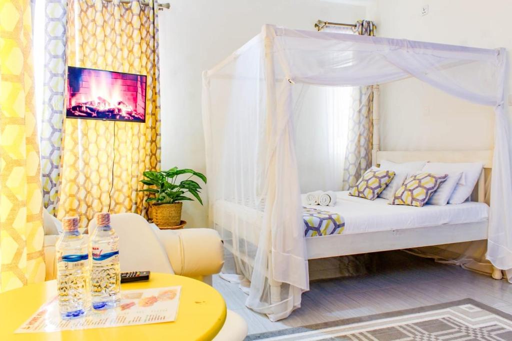 Postel nebo postele na pokoji v ubytování SeaEsta suite 64 Nyali Mombasa